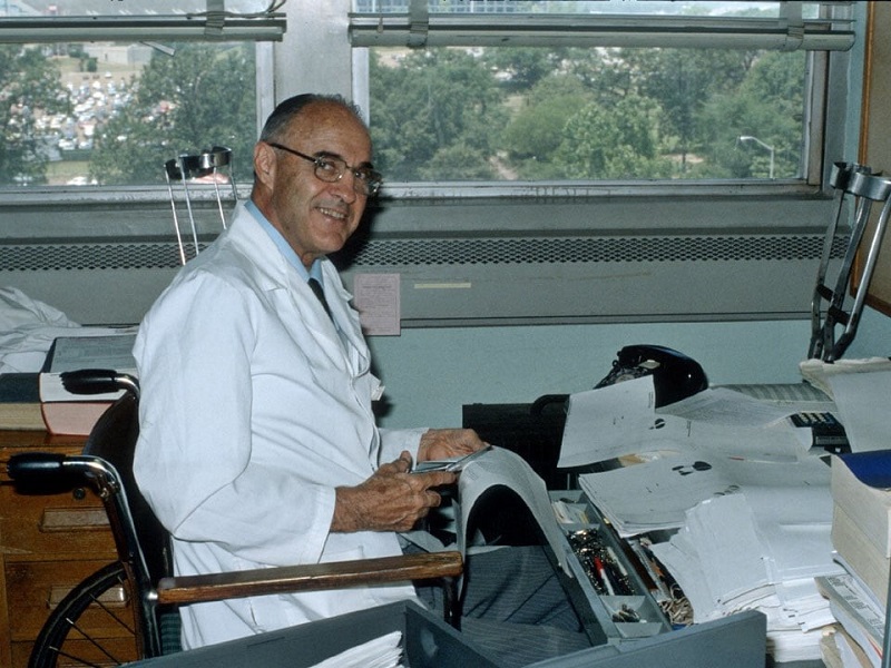 Dr. Arthur C. Guyton in his office after his retirement (1985).